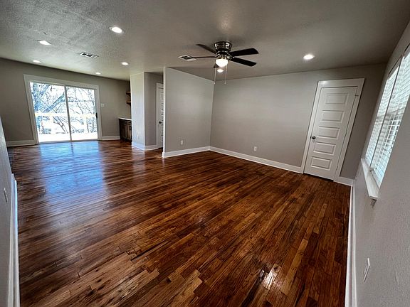3rd image of 738 Huddleston Dr