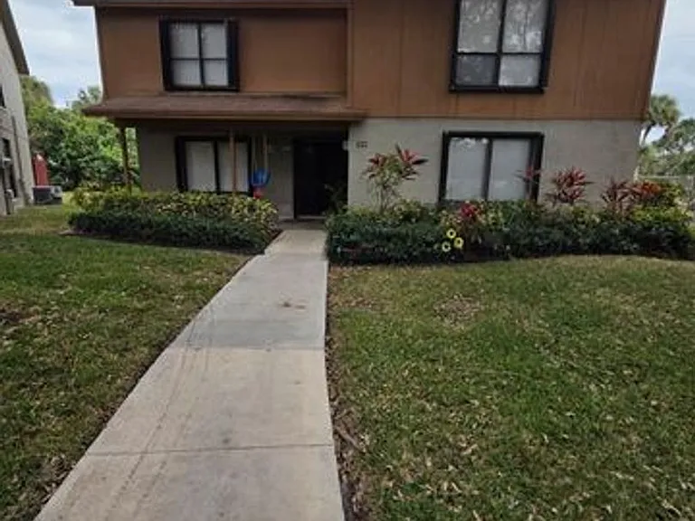 810 Sandtree Dr — Photo 7