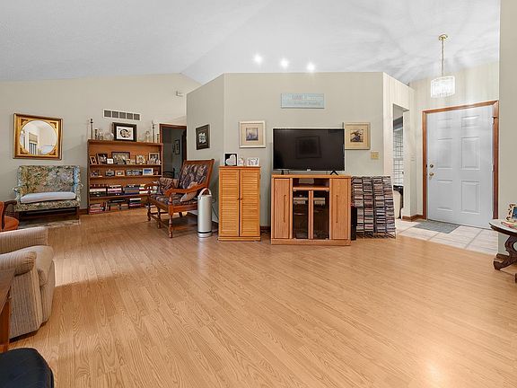 5th image of 24 Churchill Ct