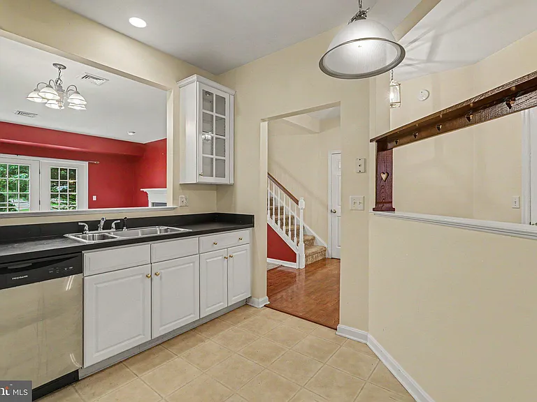 645 Springhouse Ln — Photo 7