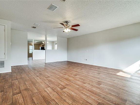 4th image of 2513 Red Oak Dr