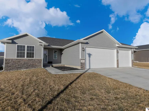 190 Kristi Ln, Hickman, NE 68372