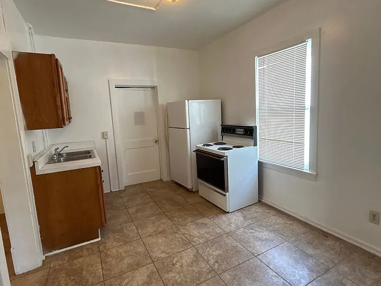 1114 Lafayette Blvd NW — Photo 8