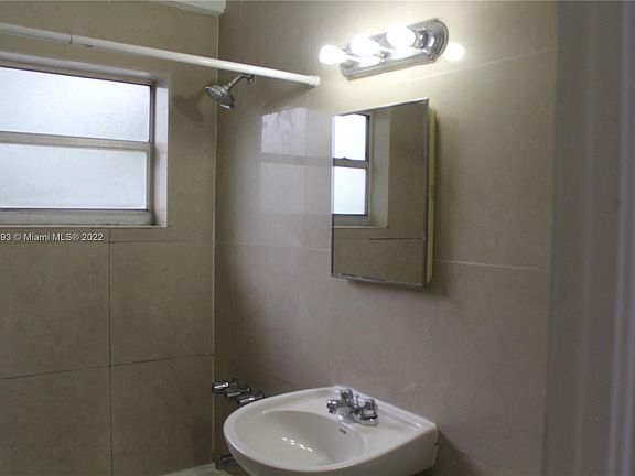 5th image of 1685 Jefferson Ave APT 16