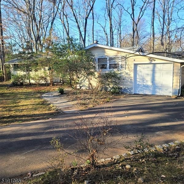 1st image of 24 Tarn Dr