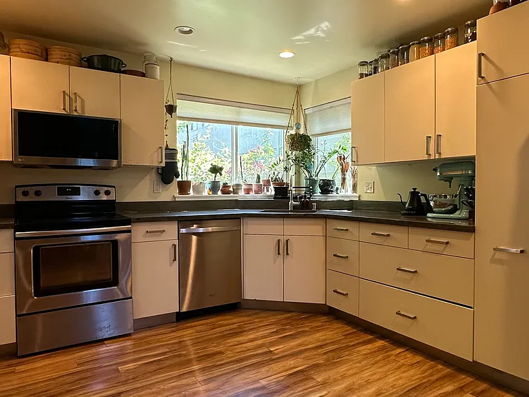1/2 21st Ave — Photo 8
