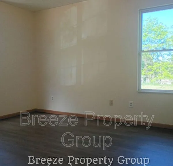 546 Breaden St — Photo 8