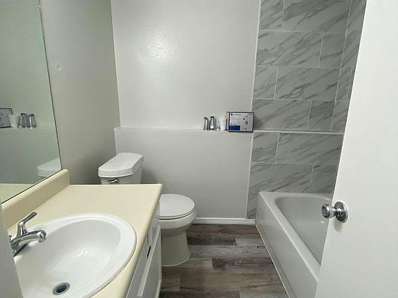 Bathroom with shower/ tub