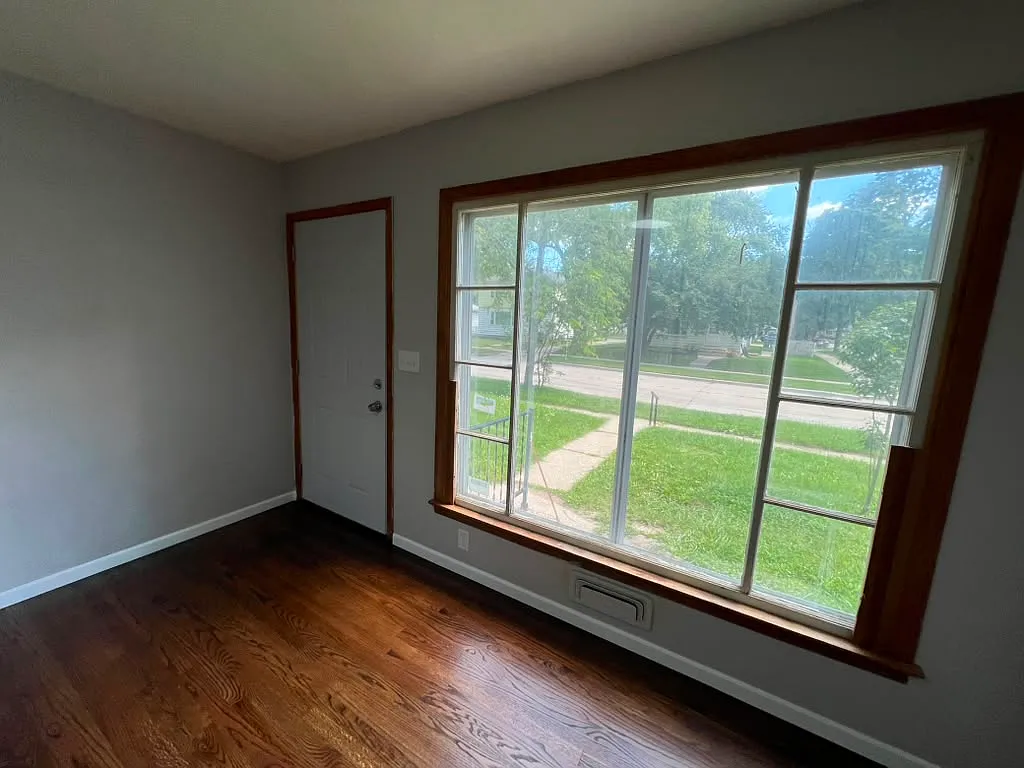 3 bed, 936 sqft, $1,700 — Photo 2