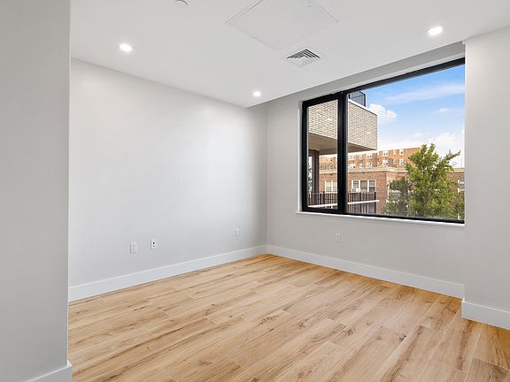 4th image of 3707 Blackstone Ave #404