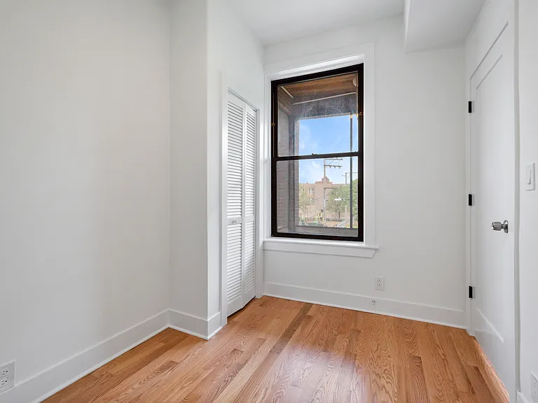 2347 W Iowa St #1F — Photo 6