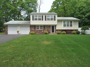 6 Camelot Ct, Manalapan, NJ 07726