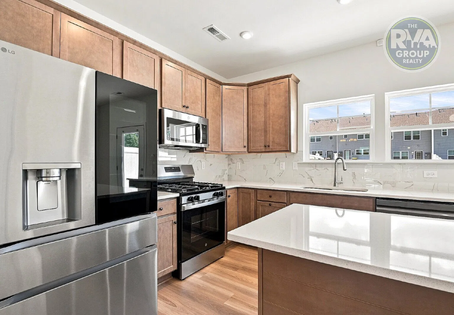 3421 Pond Alley — Photo 4