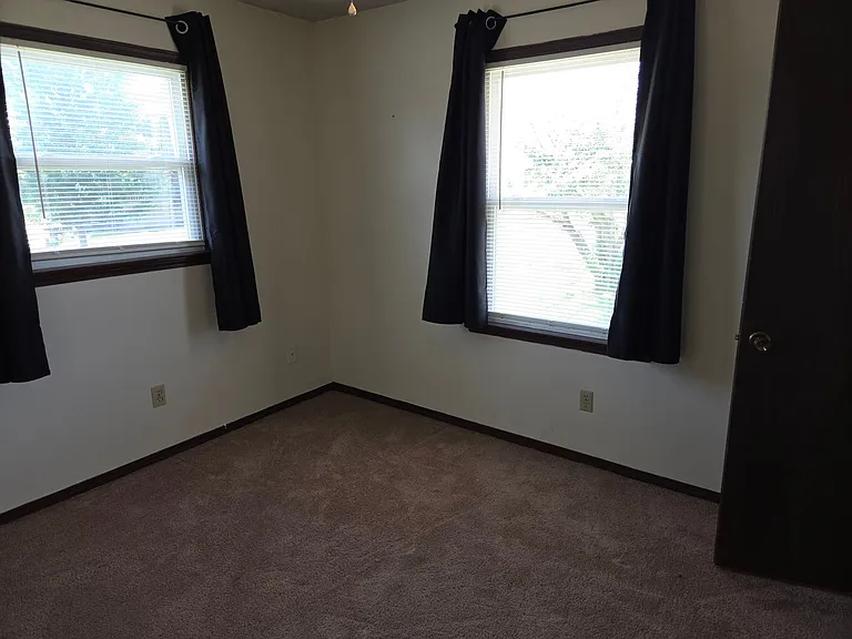 306 Southampton Dr — Photo 9