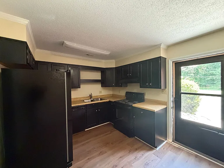 1652 India Hook Rd — Photo 2