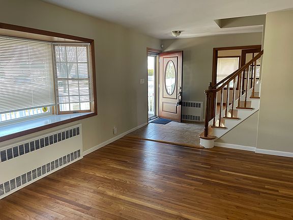 5th image of 82 Parkview St