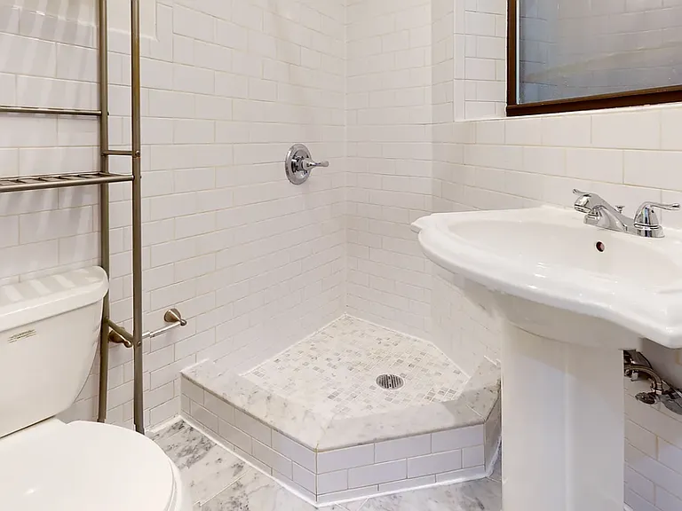 610 E 9th St #9 — Photo 4