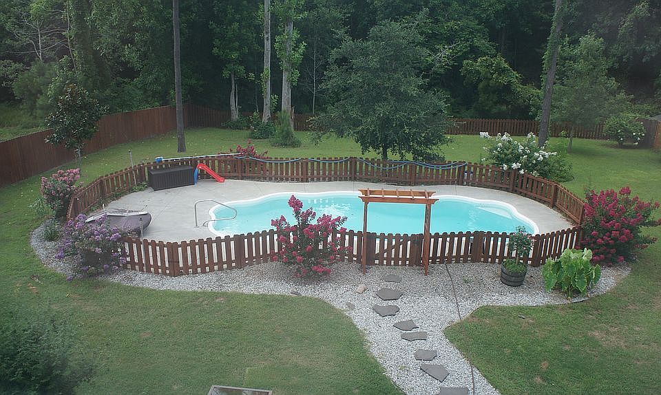 In ground pool with 4' safety fence
