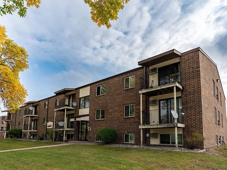 Fargo, ND Long Island Apartments | Exterior