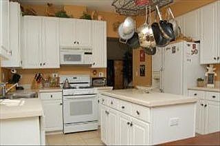 4th image of 275 Lenox Ln