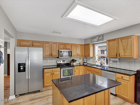 4th image of 828 Ellington Dr