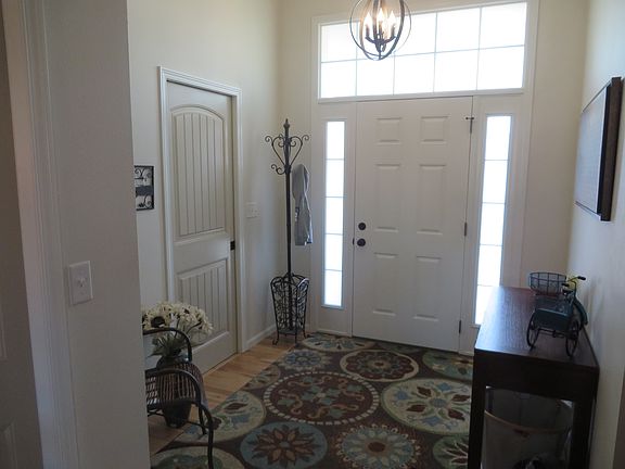Spacious and bright entryway
