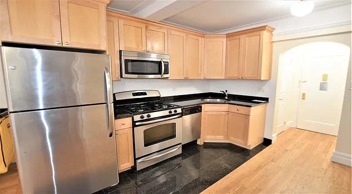 Rented by Manhattan Realty Group | media 20