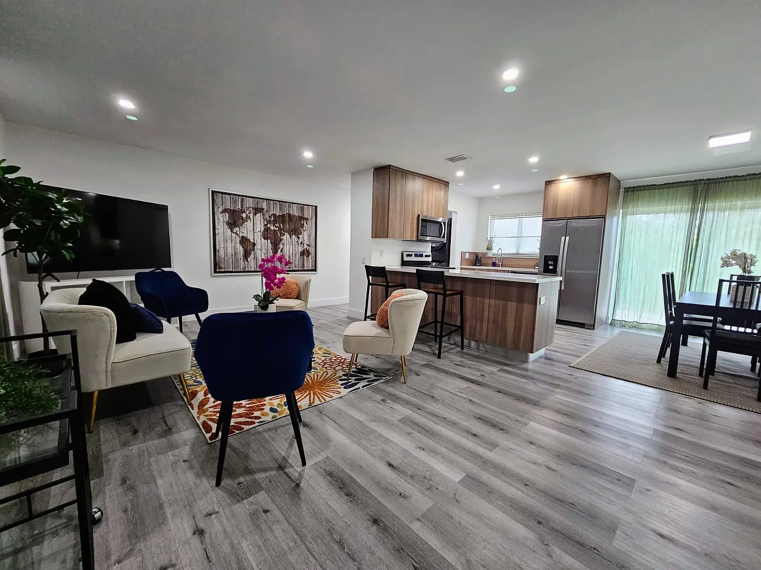 5 bed, 3500 sqft, $8,950 — Photo 1