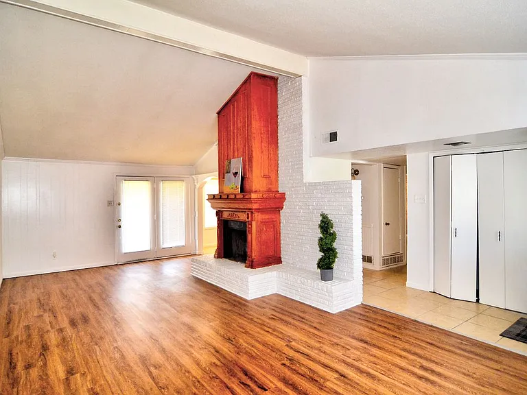 1412 W Shore Dr — Photo 3