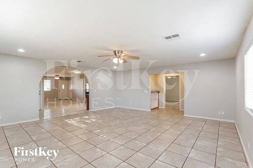 4 bed, 1.5 bath, 2388 sqft, $2,380 — Photo 3
