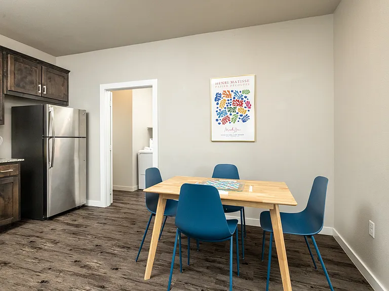 Enjoy family and friends in dining area - 4 chairs
