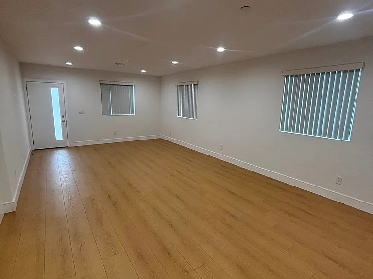 5526 S Wilton Pl — Photo 3