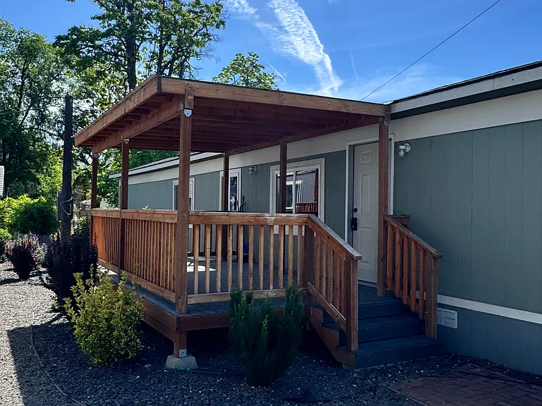 407 Avenue E — Photo 2
