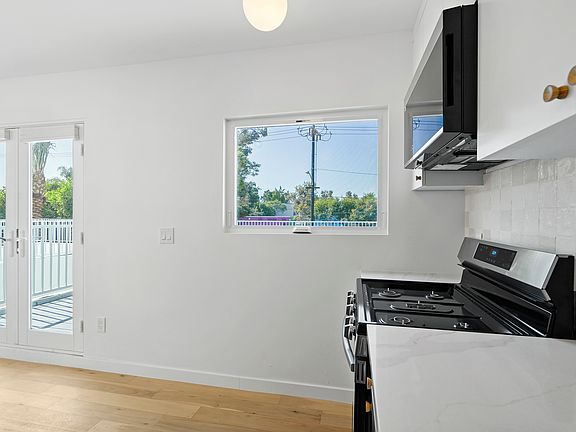 4th image of 8443 Clinton St #4