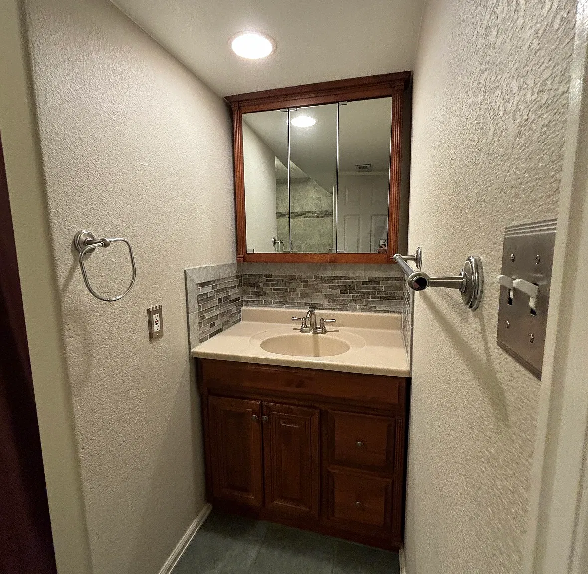 2705 E 109th Ct — Photo 3