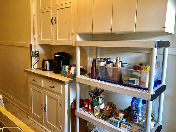 3rd image of 5121 Wyandotte St #3
