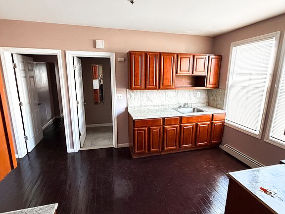 3rd image of 323 Glenwood Ave APT 1