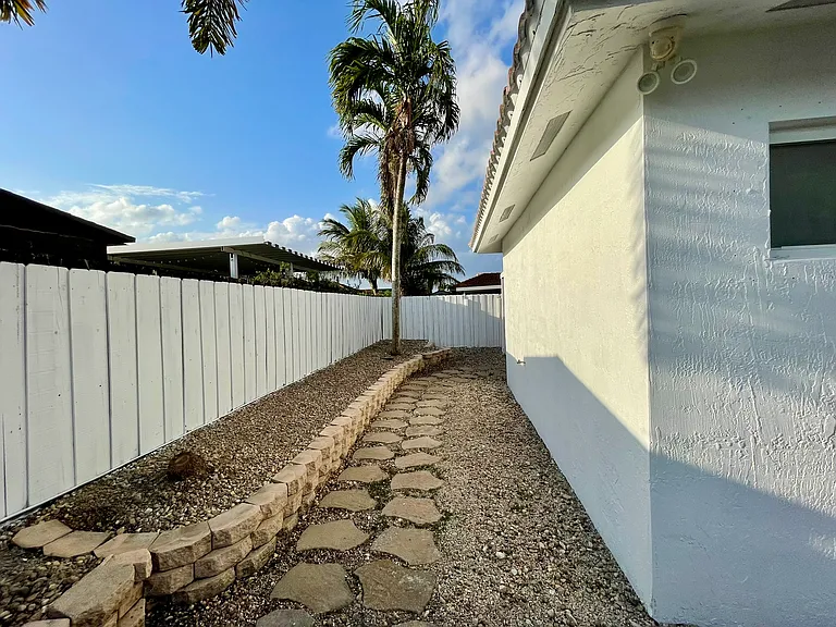 18254 SW 143rd Pl — Photo 38