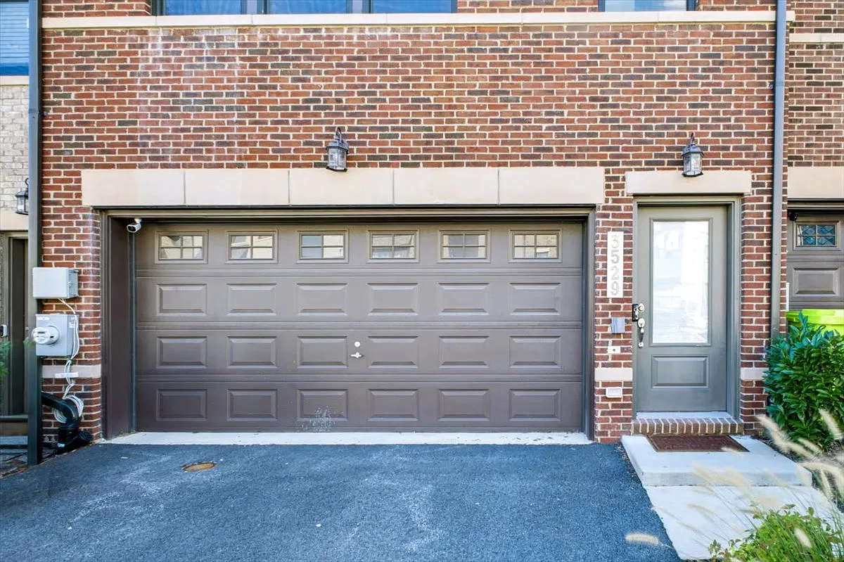 4 bed, 4.5 bath, 2200 sqft, $3,895 — Photo 3