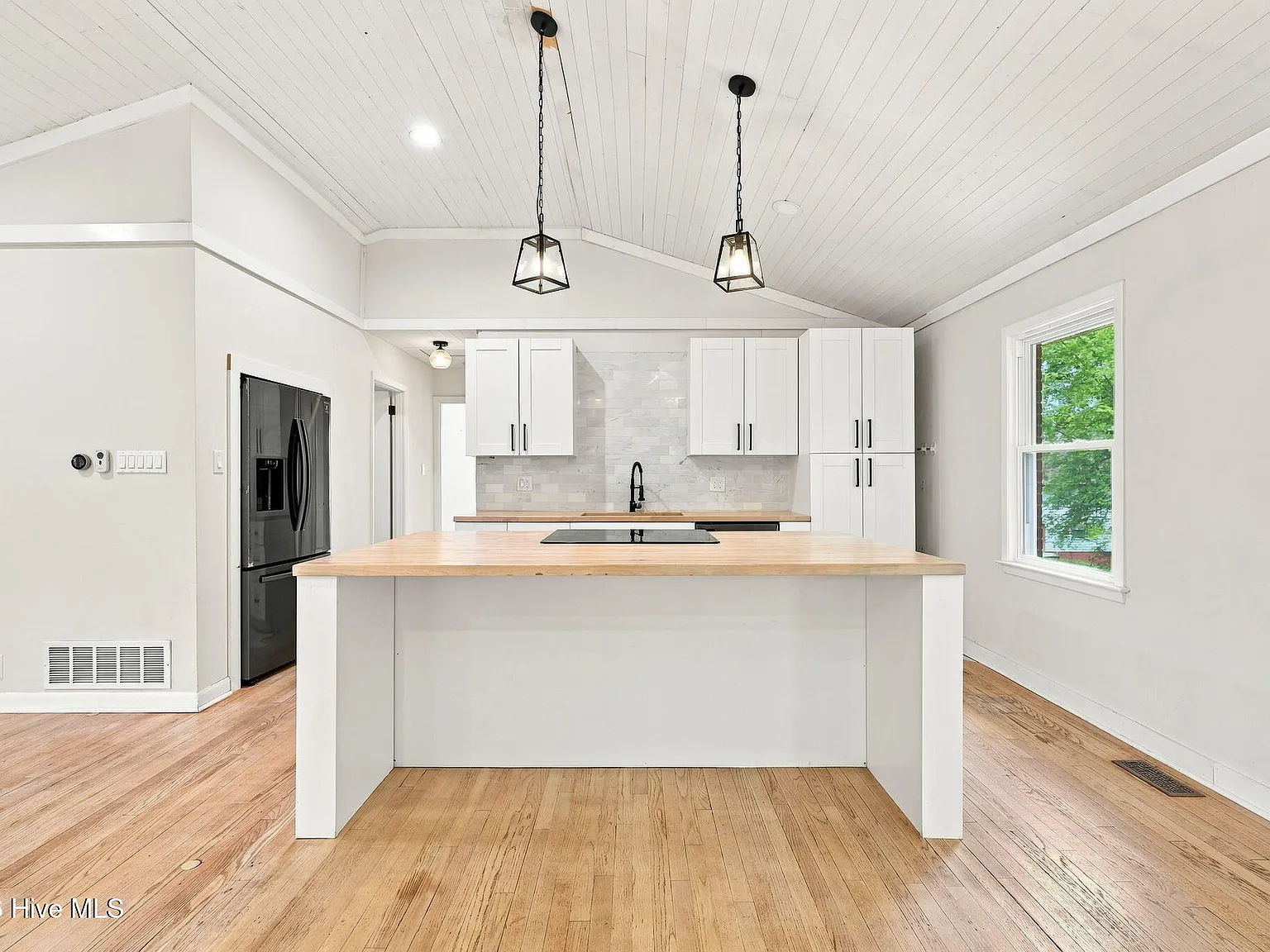 3 bed, 1.0 bath, $2,100 — Photo 2