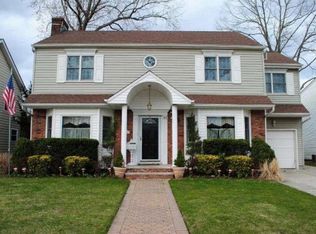 51 Dartmouth St, Garden City, NY 11530