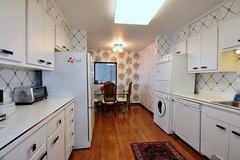 Kitchen w/breakfast area