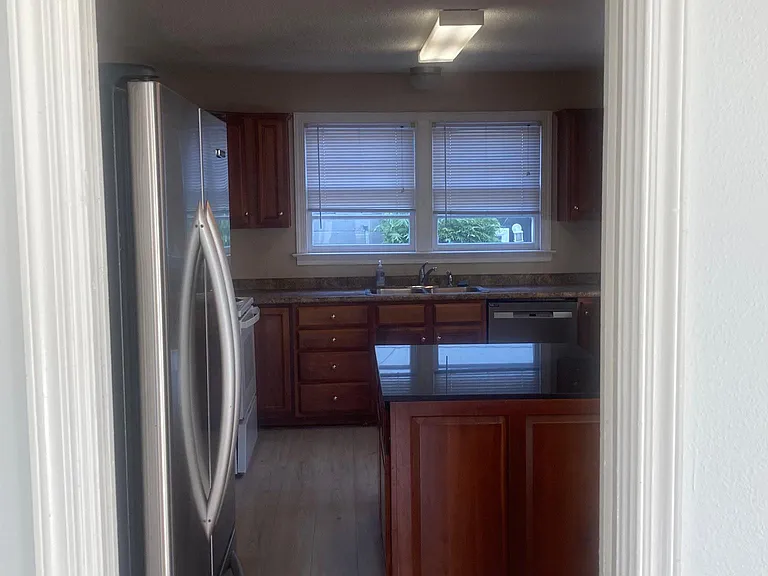130 E 48th St — Photo 10