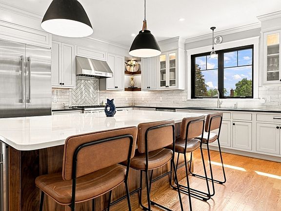 2nd image of 11 Locke St