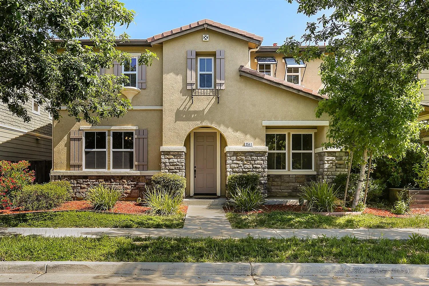 2541 Allen Cir photo 1