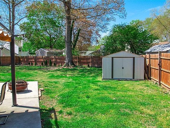 Spacious backyard 