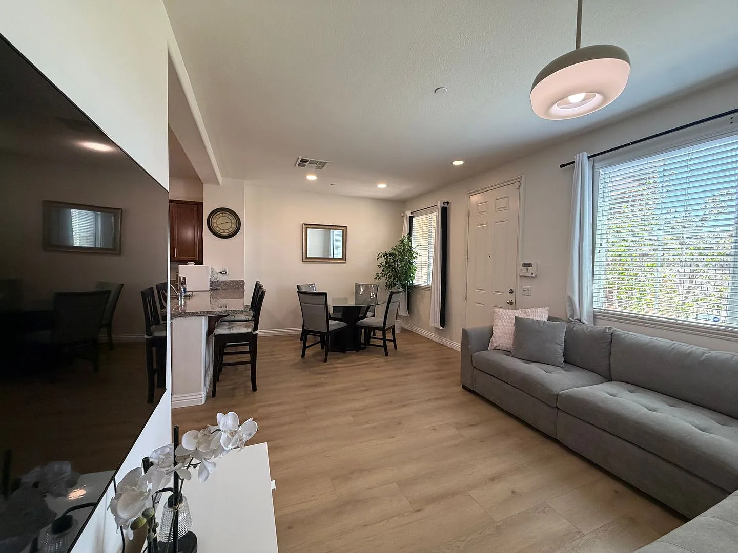 Beautiful 4br/3.5ba Townhouse In Rancho Cucamonga Available For Rent **November 1st 2026** — Photo 4