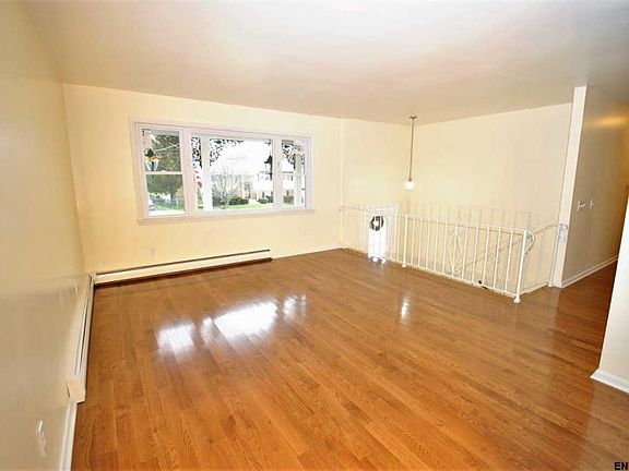 5th image of 19 Wendell Dr