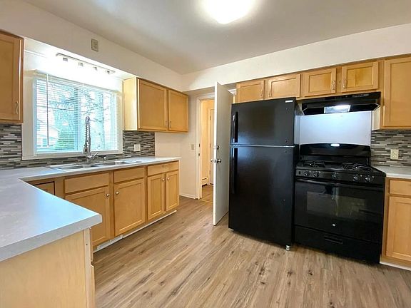 3rd image of 438 Ainsworth Cir