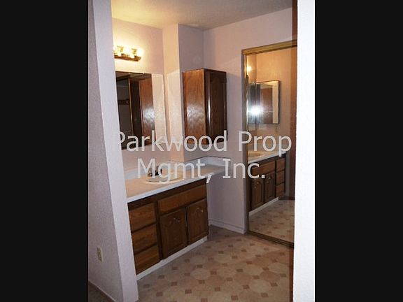 Master Bedroom Dressing Area